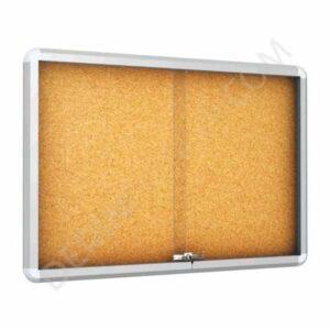 TEKERLEKLİ SÜRGÜLÜ KAPAK İLAN DOLABI – MANTAR ZEMİNLİ