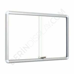 TEKERLEKLİ SÜRGÜLÜ KAPAK İLAN DOLABI – MANYETİK ZEMİNLİ