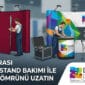 Fuar sonrası örümcek stand bakımı için baskı paneli temizliği ve alüminyum gövde kontrolü yapan teknisyen ile Derin Display logosu.