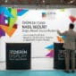 Fuar alanında sergilenen Derin Display logolu kavisli örümcek stand ve tanıtım masası modeli, fuar standı seçim rehber